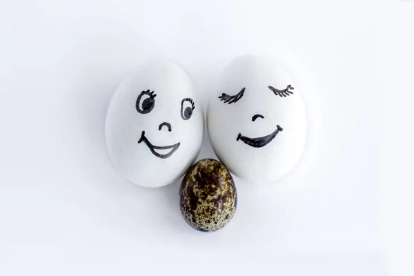 Huevos Divertidos Imitando Una Familia Feliz Sonriente Con Bebé Sobre — Foto de Stock