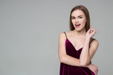 Duygular gösterilen koyu kırmızı elbiseli Genç modeli uzun saçlı sarışın kız poz portresi