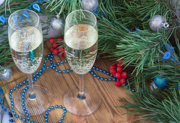 Рождественская Новогодняя Натюрмортная Композиция Двумя Бокалами Шампанского Кедровыми Соснами Красными — стоковое фото