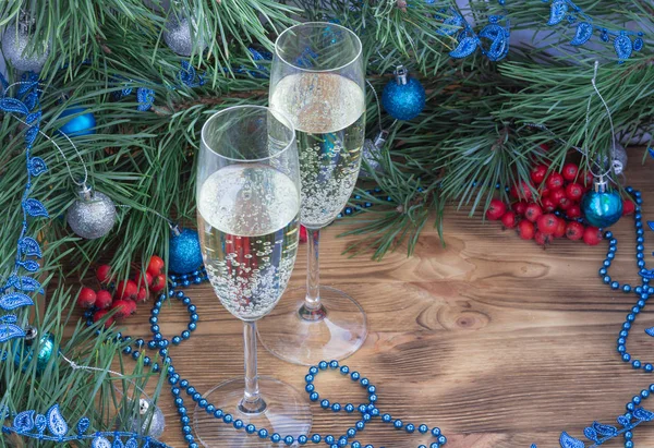 圣诞和新年静物画 配上两只玻璃杯 蓝球和银球 花环装饰 复制空间 — 图库照片