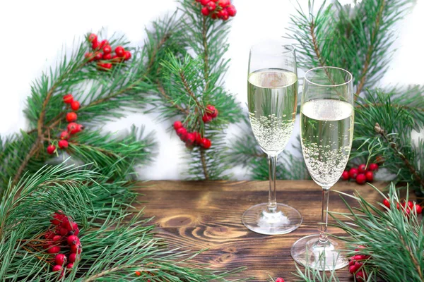 Kerst Nieuwjaar Seizoensgebonden Samenstelling Met Dennenbomen Takken Twee Glazen Champaign — Stockfoto
