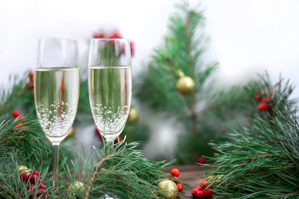 Kerst Nieuwjaar Seizoensgebonden Samenstelling Met Dennenbomen Takken Twee Glazen Champaign — Stockfoto