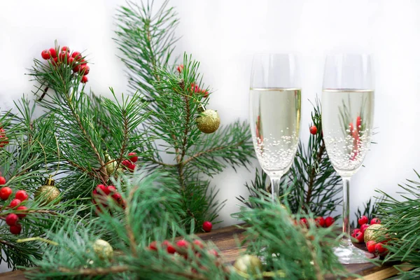 Weihnachten Und Neujahr Saisonale Komposition Mit Tannenzweigen Zwei Gläsern Sekt — Stockfoto