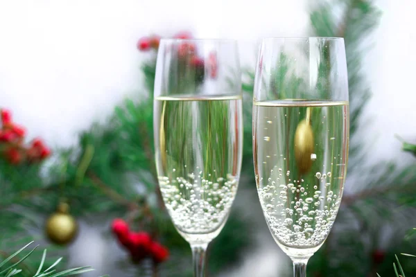 Weihnachten Und Neujahr Saisonale Komposition Mit Tannenzweigen Zwei Gläsern Sekt — Stockfoto