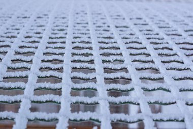 Frost kış yakın çekim içinde net kare ızgara kaplı metal demir dondurulmuş