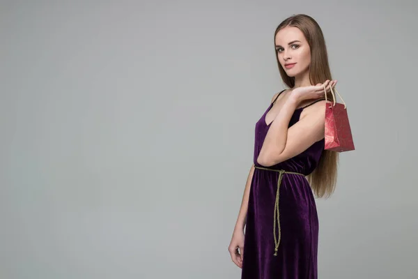 Chica rubia en vestido azul sostiene paquete regalo de papel rojo — Foto de Stock