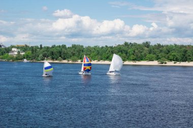 Göl nehir yelken yelkenli Yatlar beyaz yelkenli tekneler ve 