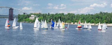Göl nehir whit ile yat tekne yelken yelkenli yarışı rekabet