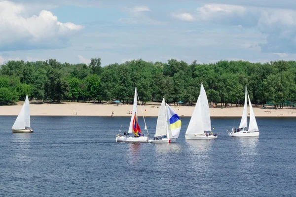 Göl nehir yelken yelkenli Yatlar beyaz yelkenli tekneler ve 