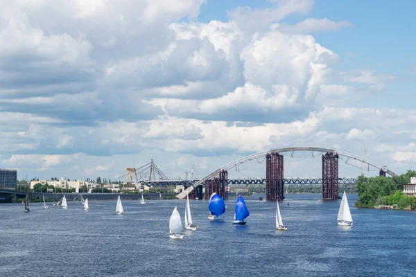 Змагання Регата на річці озеро вітрильних яхт з білим вітрилом — стокове фото