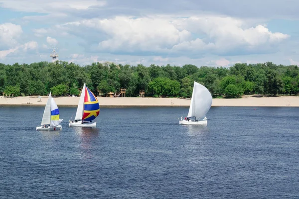 Göl nehir whit ile yat tekne yelken yelkenli yarışı rekabet