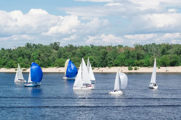 Göl nehir whit ile yat tekne yelken yelkenli yarışı rekabet
