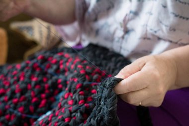 Yaşlı Bayan el dikiş işi iğne ve iplik ile çalışmak