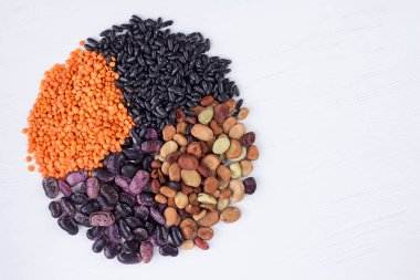 Sağlıklı organik vegan vejetaryen tahıl yemek Mısır gevreği fasulye mercimek 