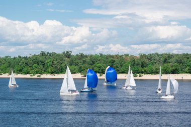 Göl nehir whit ile yat tekne yelken yelkenli yarışı rekabet
