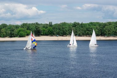 Göl nehir whit ile yat tekne yelken yelkenli yarışı rekabet