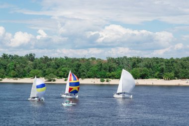 Göl nehir yelken ile yat tekne yelken yelkenli yarışı rekabet