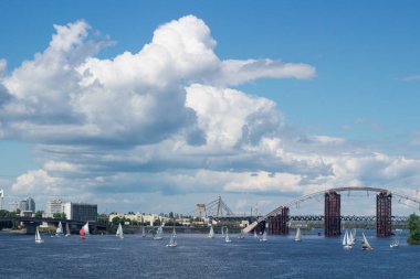 Göl nehir whit ile yat tekne yelken yelkenli yarışı rekabet