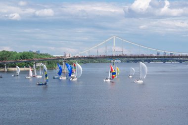 Regatta rekabet nehir yelken Yatlar tekneler ile beyaz ve