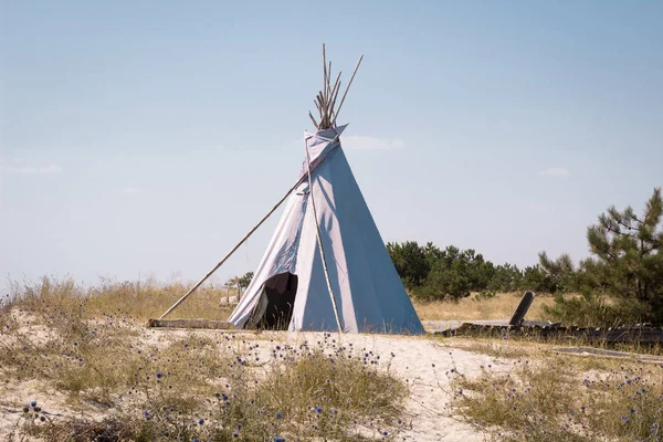 Letní prázdninový camping stan, indiánský chýše, v suché divoké nat Royalty Free Stock Obrázky