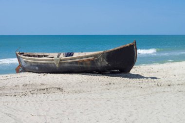 Küçük ahşap fisher's tekne ile ağlar üzerinde beyaz san kurutma balıkçılık