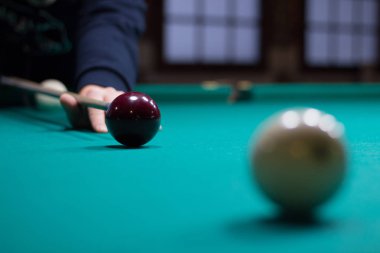 Rus Bilardo oyuncu isteka ile siyah topu ateş amaçlamaktadır