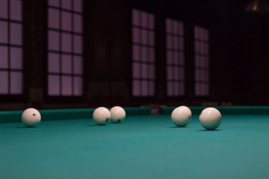 Rus bilardo topları pozisyon yeşil masa örtüsü