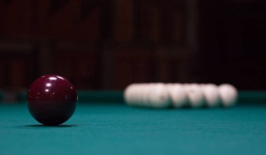 Rus Bilardo: kırmızı ve beyaz top yeşil oyun tablo