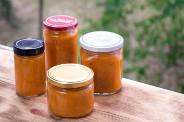 Meyve hasadında pişirilen kayısı reçeli kutularının bileşimi