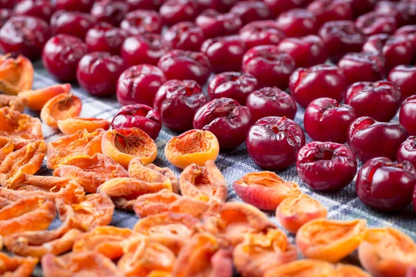 Patrón de cerezas frescas y albaricoques preparados para la cocción — Foto de Stock