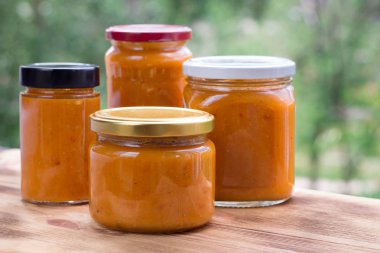 Meyve harve hazırlanan kayısı reçeli kutuları yaz kompozisyon