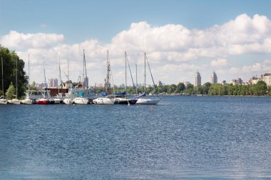 Yelkenli yatlar ve tekneler ile bir nehir üzerinde küçük şehir marina