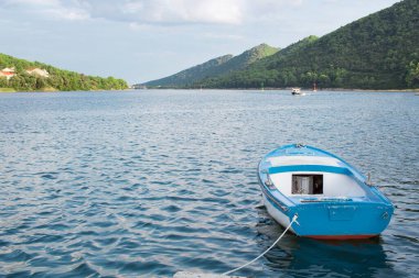 Adriyatik Hırvatistan 'ın Akdeniz kıyısındaki küçük balıkçı teknesi kıyıya bağlandı