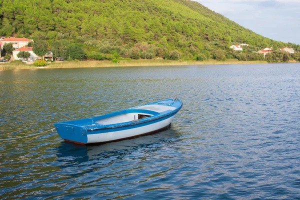 Small Fishing Boat Mediterranean Sea Bay Adriatic Croatia Tied Shore — Stock Photo, Image