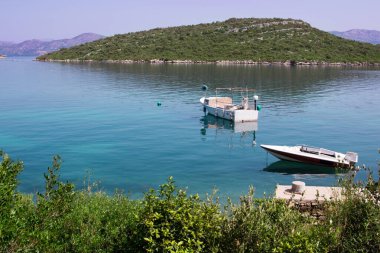 Hırvatistan 'da Akdeniz' in sakin sularında iki küçük balıkçı teknesi