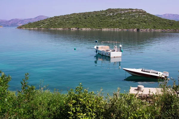 克罗地亚地中海平静水域中的两艘小渔船 — 图库照片