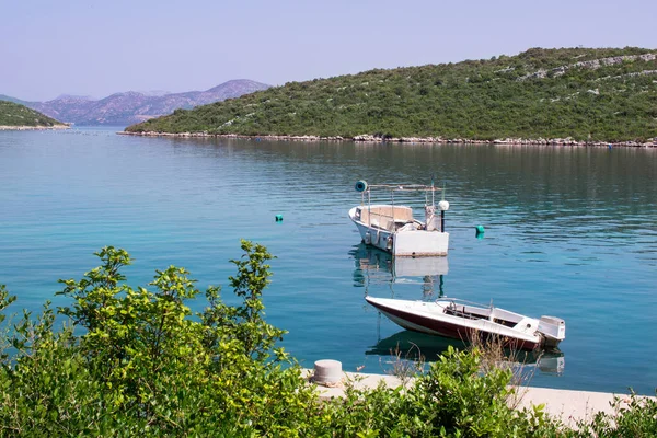 Dos Pequeños Barcos Pesca Aguas Tranquilas Del Mar Adriático Croacia Imagen De Stock