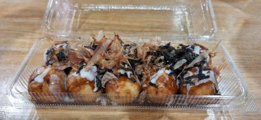 Japon yemekleri plastik kutuda Takoyaki.