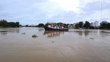 Bulanık Chao Phraya Nehri 'nde römorkör, Ayutthaya, Tayland, 19 Eylül 2025