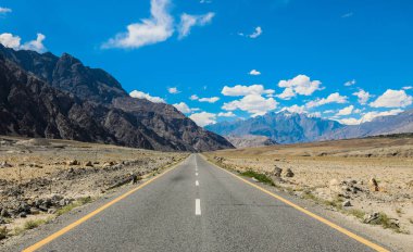 Karlı dağ zirveleri, Pakistan için yol