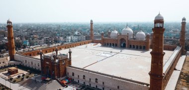 Pakistan 'ın Lahor kentindeki Badshahi Camii' ne giden hava görüntüsü.