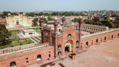 Pakistan 'ın Lahor kentindeki Badshahi Camii' ne giden hava görüntüsü.