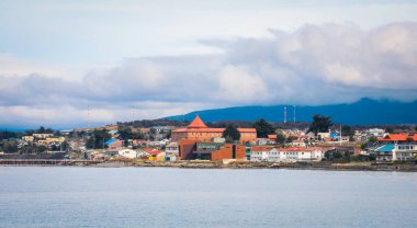 Punta Arenas, Şili - 09 Kasım 2019: Punta Arenas Limanı yakınlarındaki renkli binalar