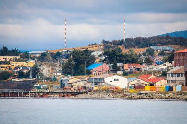 Punta Arenas, Şili - 09 Kasım 2019: Punta Arenas Limanı yakınlarındaki renkli binalar
