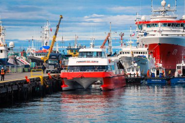 Punta Arenas, Şili - 09 Kasım 2019: Punta Arenas Limanı 'ndaki Büyük Kırmızı ve Beyaz Gemi