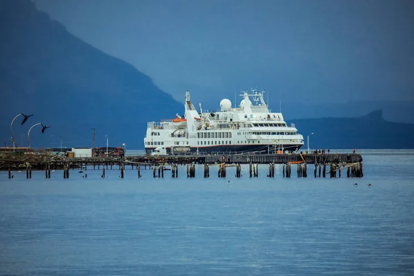 Puerto Natales Chile 2019 November Kilátás Nagy Fehér Hajóra Kikötőben — Stock Fotó