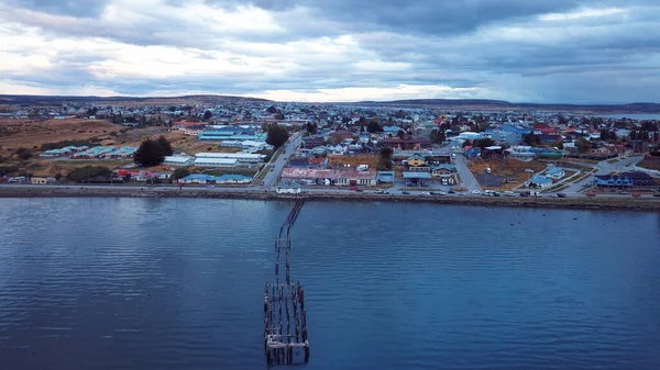 Aerial View Sitting Birds Old Wooden Pier Alatt Blue Sunset — Stock Fotó