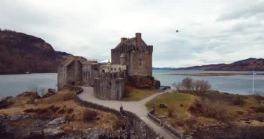 İskoçya, Birleşik Krallık - 3 Mart 2020: 4k Eilean Donan Ortaçağ Şatosu 'nun Sonbaharda çekilmiş Hava Görüntüsü 