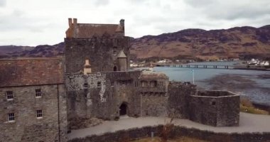 İskoçya, Birleşik Krallık - 3 Mart 2020: 4k Eilean Donan Ortaçağ Şatosu 'nun Sonbaharda çekilmiş Hava Görüntüsü 
