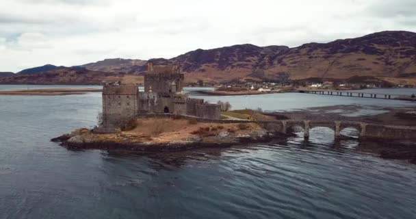 Шотландія Велика Британія Березень 2020 Aerial Footage Eilean Donan Medieval — стокове відео